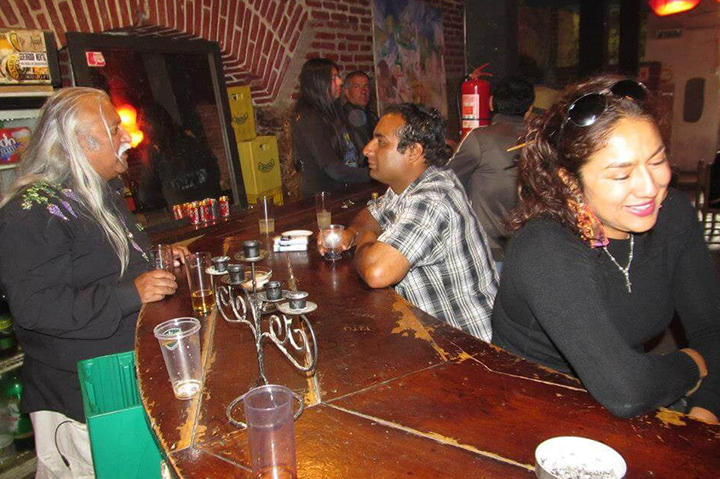 Luis Yañez tras la barra (foto por Oscar Kuarzo)