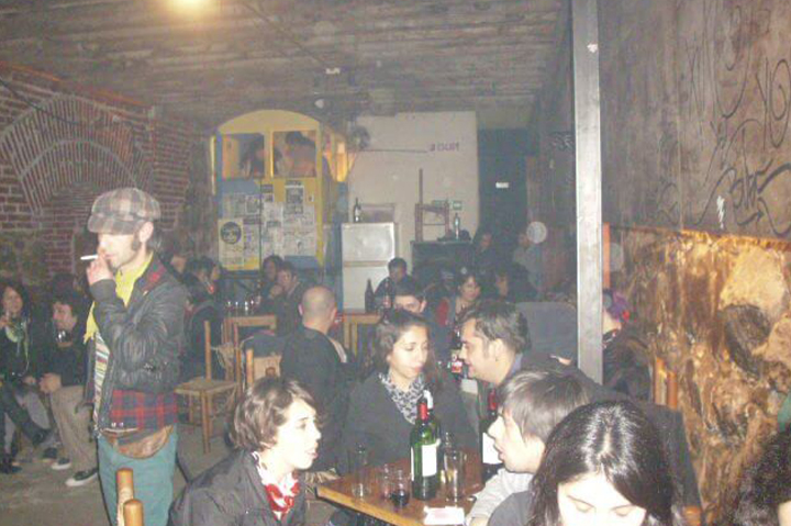 Segundo ambiente junto al escenario (foto por Luis Yañez)